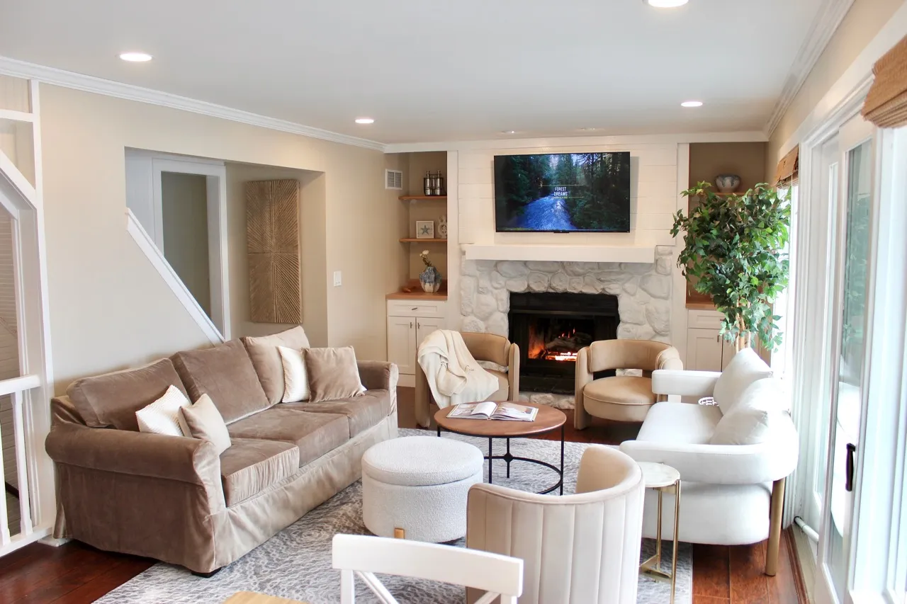 Living room with a velvet sofa, swivel chairs and patio doors